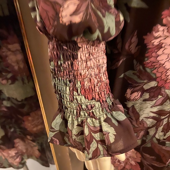 Beautiful NWT floral dress - Picture 3 of 5